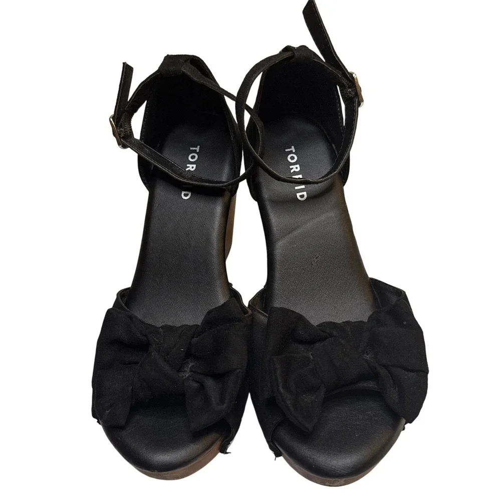 Torrid‎ Black Suede Wedge Sandals Ankle Strap Bow Studded Platform Wooden 8.5